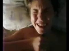 Egy lány barna hajú, ...
