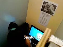 Egy fiatal lány fehé ...