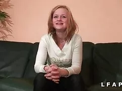 Egy fiatal barna haj ...