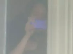 Egy fiatal lány, bor ...